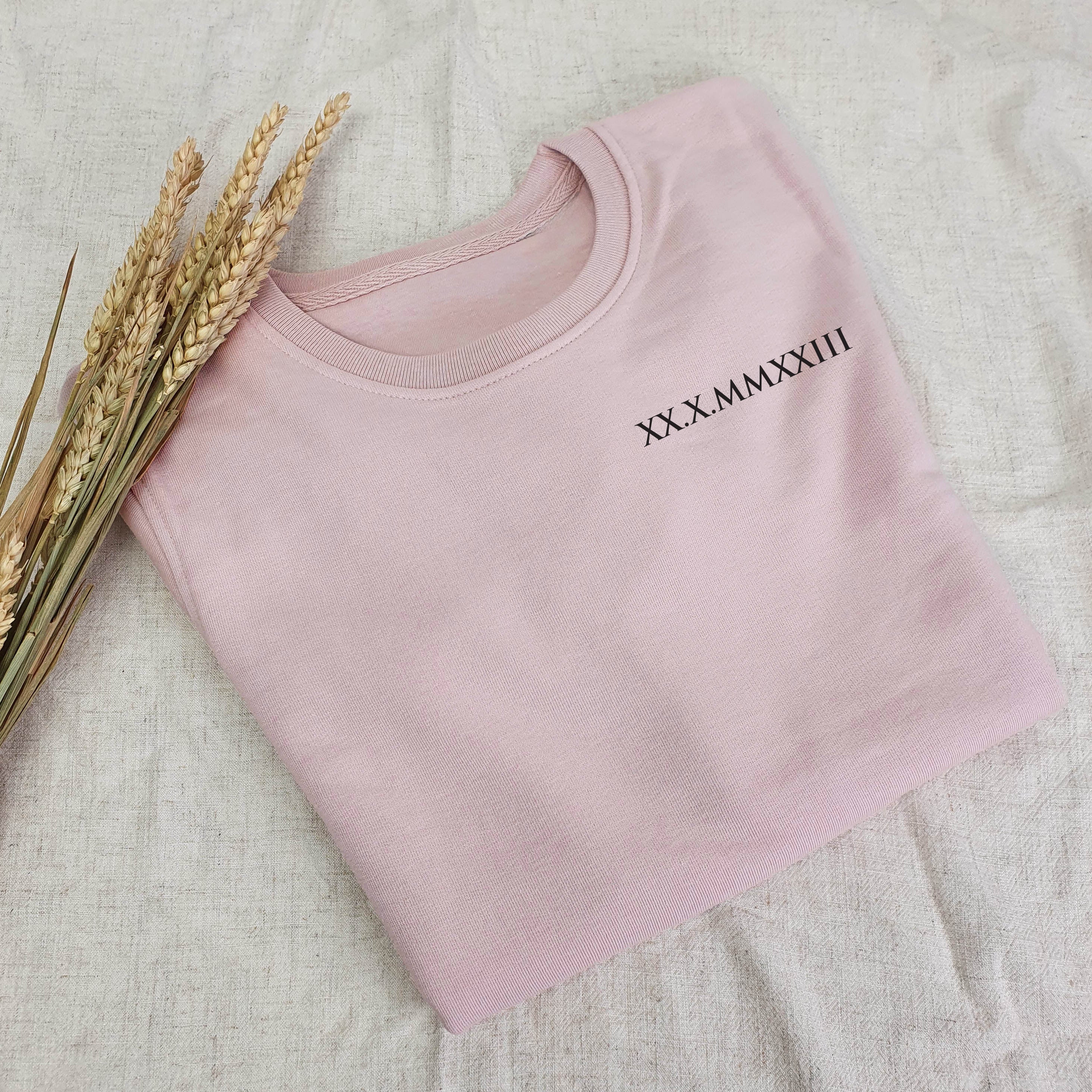Trui met datum in Romeinse cijfers - Soft Pink sweater